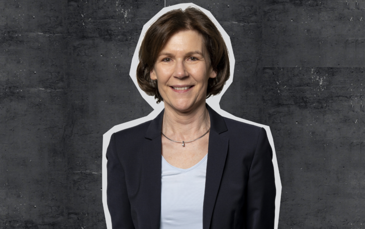 Portraet Corinne Waeber 3 grau quer